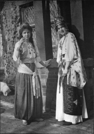 Helen Campbell in costume L90 272 resized v2